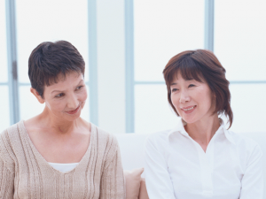 会話する女性