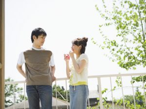 会話する男女