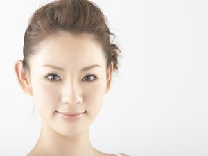 髪をアップした女性