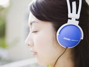 音楽を聞く女性