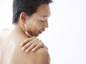 背中を見る男性