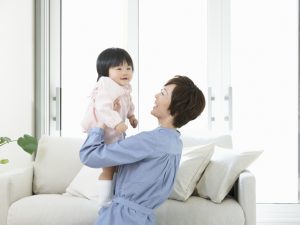 抱っこされる子ども