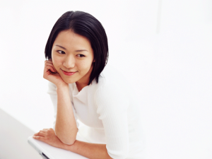 考える女性