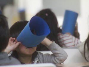 何か見ている子供