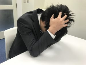 悩むサラリーマン