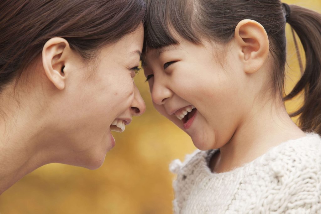 微笑む子供とカウンセラー