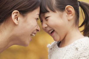 微笑む子供とカウンセラー