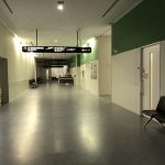 人気のない病院の廊下