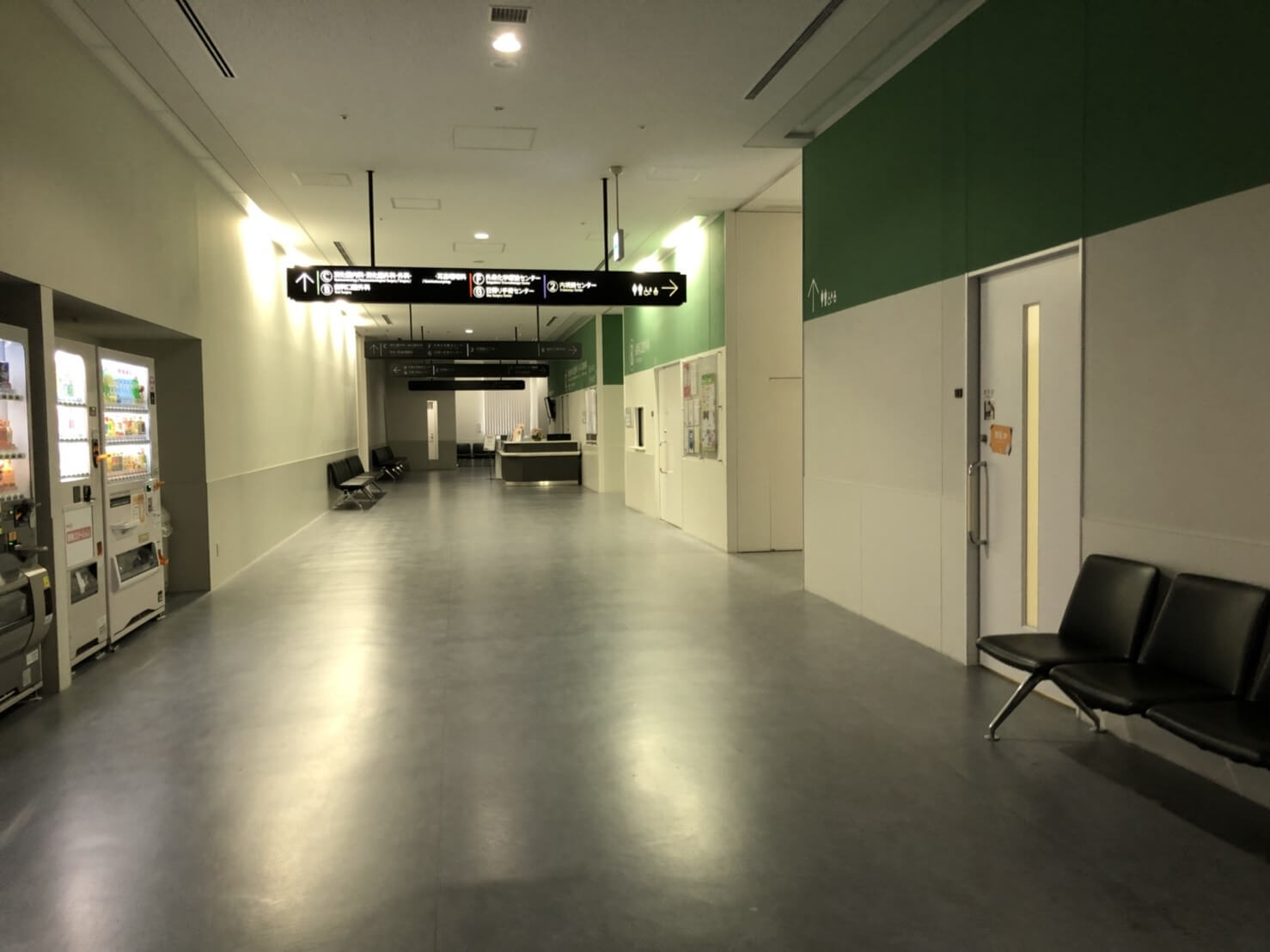 人気のない病院の廊下