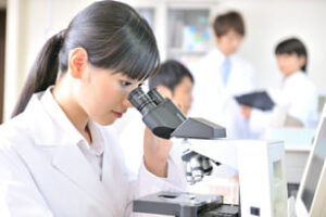 顕微鏡を見る女性